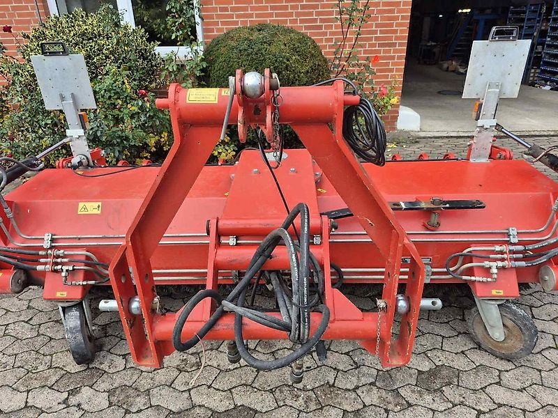 Dücker SFK 2700 - Profi Kehrmaschine 700mm Besen - beidseitiger hydr. Antrieb + Aufkratzleiste