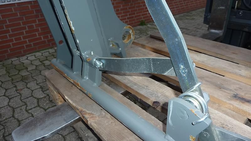 Bressel und Lade ADAPTER von CLAAS SCOPRION auf EURO-AUFNAHME