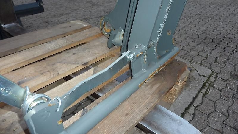 Bressel und Lade ADAPTER von CLAAS SCOPRION auf EURO-AUFNAHME