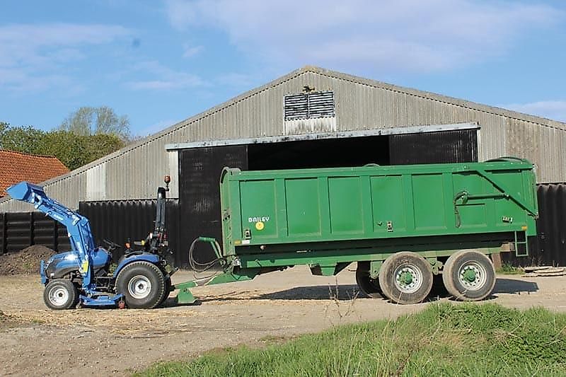 Solis 26 Frontlader / Ackerstollenbereifung / STVO / Allrad