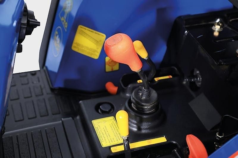 Solis 26 Frontlader / Ackerstollenbereifung / STVO / Allrad