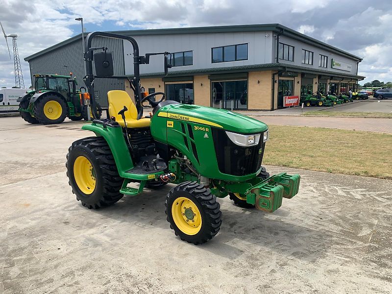 John Deere 3046R ROPS I