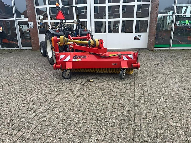 Dücker SFK 2400 veegmachine