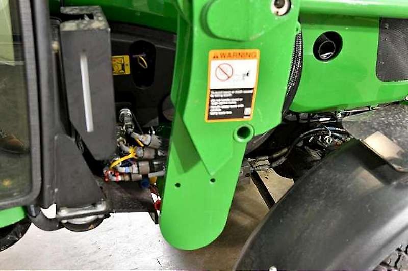 John Deere 2038R TRAKTOR