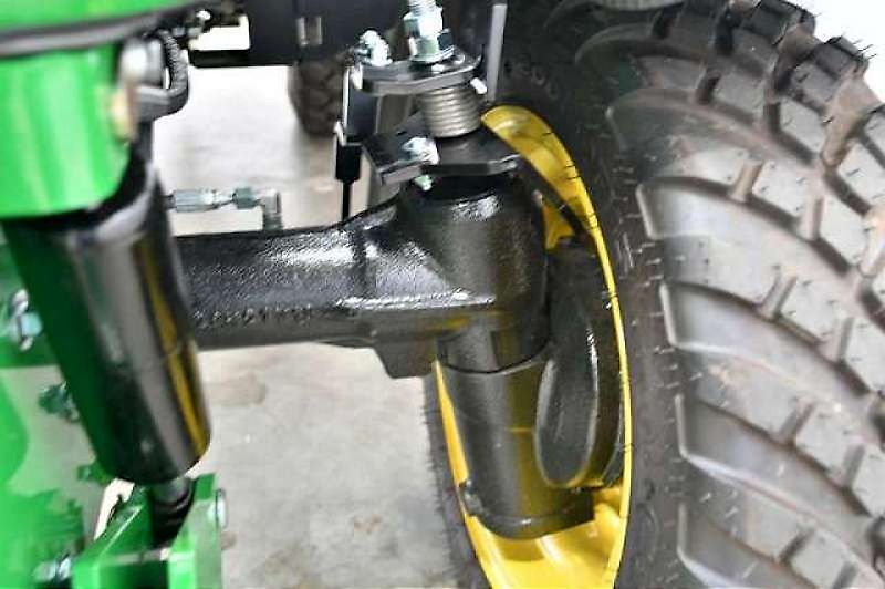 John Deere 2038R TRAKTOR