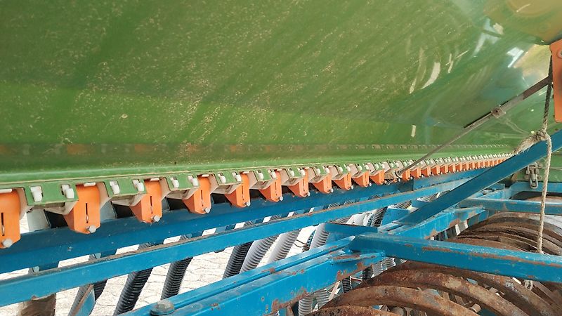 Amazone Amazone Saatkasten 30 Reihen mit Fahrgassenschaltung 24 reihig mit Drillpaker 550 mm und Krümlerwalzen zur Saatgutabdeckung Amazone D9 Saatkasten 30 reihig