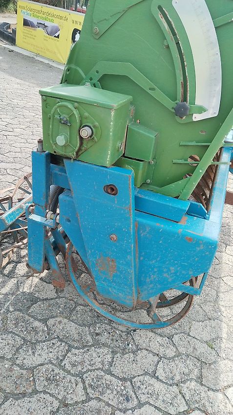 Amazone Amazone Saatkasten 30 Reihen mit Fahrgassenschaltung 24 reihig mit Drillpaker 550 mm und Krümlerwalzen zur Saatgutabdeckung Amazone D9 Saatkasten 30 reihig