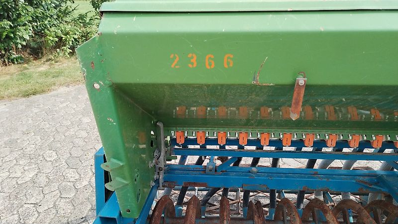 Amazone Amazone Saatkasten 30 Reihen mit Fahrgassenschaltung 24 reihig mit Drillpaker 550 mm und Krümlerwalzen zur Saatgutabdeckung Amazone D9 Saatkasten 30 reihig