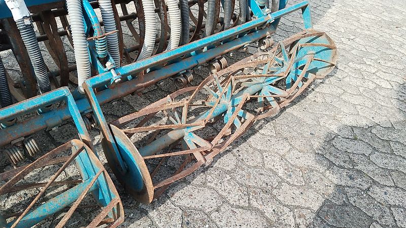 Amazone Amazone Saatkasten 30 Reihen mit Fahrgassenschaltung 24 reihig mit Drillpaker 550 mm und Krümlerwalzen zur Saatgutabdeckung Amazone D9 Saatkasten 30 reihig