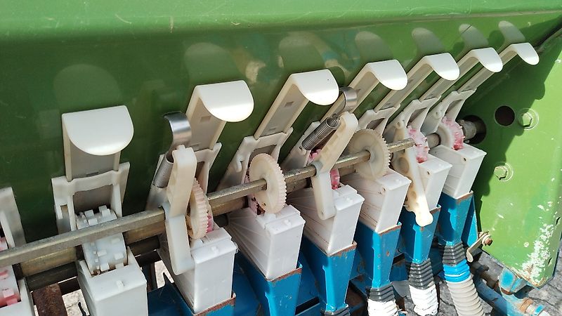 Amazone Amazone Saatkasten 30 Reihen mit Fahrgassenschaltung 24 reihig mit Drillpaker 550 mm und Krümlerwalzen zur Saatgutabdeckung Amazone D9 Saatkasten 30 reihig