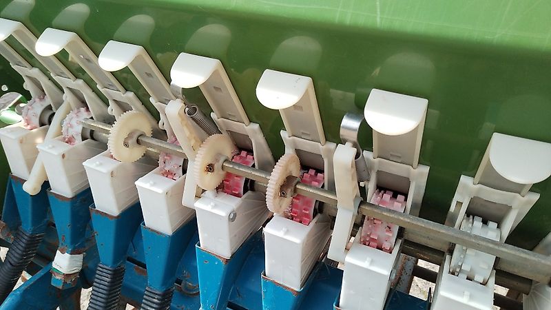 Amazone Amazone Saatkasten 30 Reihen mit Fahrgassenschaltung 24 reihig mit Drillpaker 550 mm und Krümlerwalzen zur Saatgutabdeckung Amazone D9 Saatkasten 30 reihig