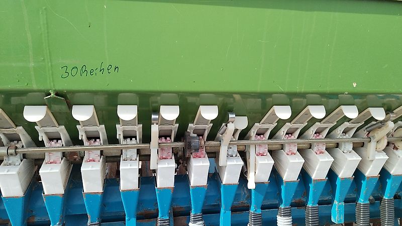 Amazone Amazone Saatkasten 30 Reihen mit Fahrgassenschaltung 24 reihig mit Drillpaker 550 mm und Krümlerwalzen zur Saatgutabdeckung Amazone D9 Saatkasten 30 reihig