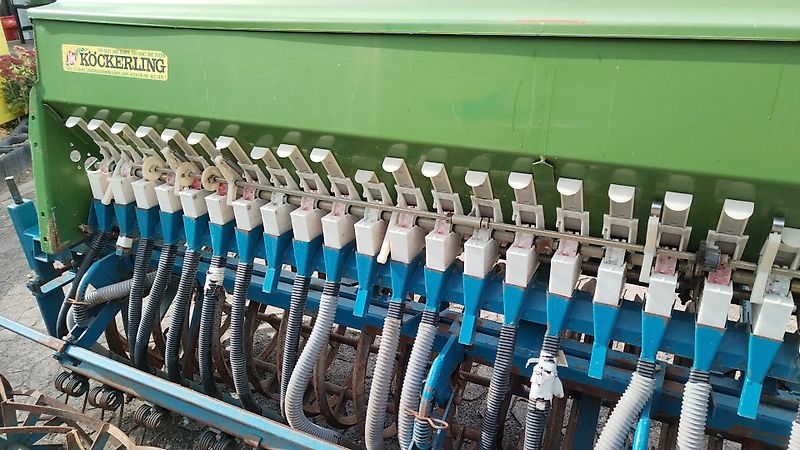 Amazone Amazone Saatkasten 30 Reihen mit Fahrgassenschaltung 24 reihig mit Drillpaker 550 mm und Krümlerwalzen zur Saatgutabdeckung Amazone D9 Saatkasten 30 reihig