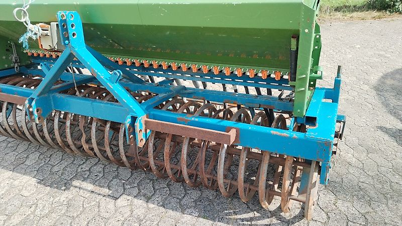 Amazone Amazone Saatkasten 30 Reihen mit Fahrgassenschaltung 24 reihig mit Drillpaker 550 mm und Krümlerwalzen zur Saatgutabdeckung Amazone D9 Saatkasten 30 reihig