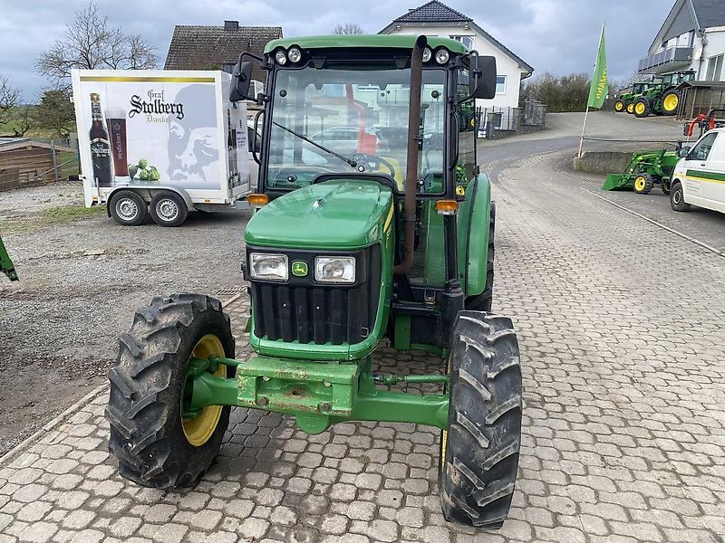 John Deere 5055E