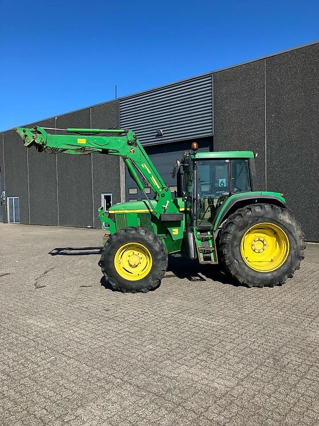 John Deere 6810