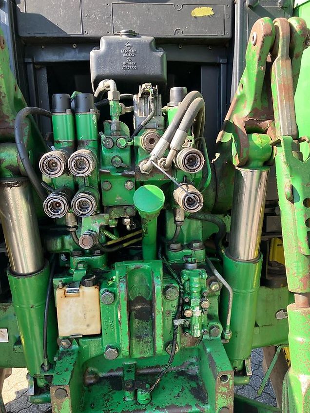 John Deere 6810