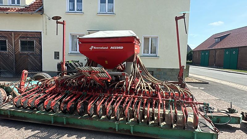 Kuhn 4,50m Kreiselegge mit Accord DA-S Rollscharmaschine und Tieflader, Zustand s. Fotos