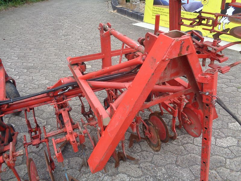 Rau Zwischenachs Hackgerät für Geräteträger Rau 12 reihiges Fronthackgerät mit Accord Frontbock Pendelbock mit Kulturschutzscheiben hydraulische Klappung 3 Gänsfußschare je Reihe