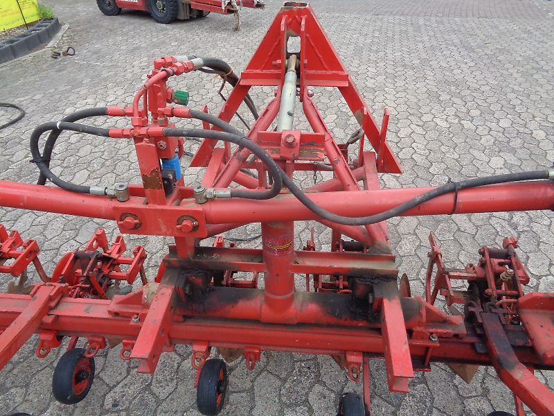 Rau Zwischenachs Hackgerät für Geräteträger Rau 12 reihiges Fronthackgerät mit Accord Frontbock Pendelbock mit Kulturschutzscheiben hydraulische Klappung 3 Gänsfußschare je Reihe