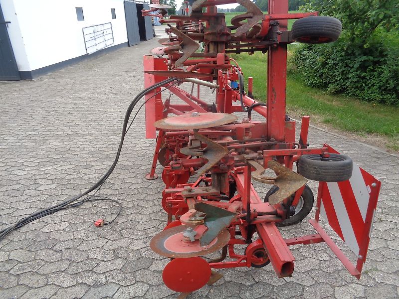 Rau Zwischenachs Hackgerät für Geräteträger Rau 12 reihiges Fronthackgerät mit Accord Frontbock Pendelbock mit Kulturschutzscheiben hydraulische Klappung 3 Gänsfußschare je Reihe