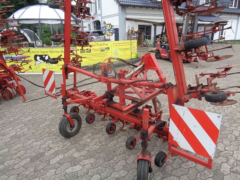Rau Zwischenachs Hackgerät für Geräteträger Rau 12 reihiges Fronthackgerät mit Accord Frontbock Pendelbock mit Kulturschutzscheiben hydraulische Klappung 3 Gänsfußschare je Reihe