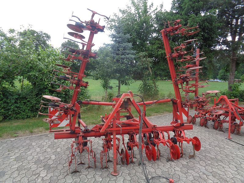 Rau Zwischenachs Hackgerät für Geräteträger Rau 12 reihiges Fronthackgerät mit Accord Frontbock Pendelbock mit Kulturschutzscheiben hydraulische Klappung 3 Gänsfußschare je Reihe