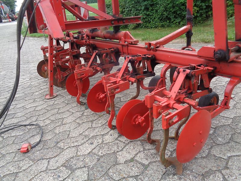Rau Zwischenachs Hackgerät für Geräteträger Rau 12 reihiges Fronthackgerät mit Accord Frontbock Pendelbock mit Kulturschutzscheiben hydraulische Klappung 3 Gänsfußschare je Reihe