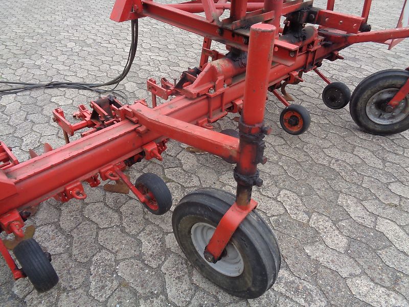 Rau Zwischenachs Hackgerät für Geräteträger Rau 12 reihiges Fronthackgerät mit Accord Frontbock Pendelbock mit Kulturschutzscheiben hydraulische Klappung 3 Gänsfußschare je Reihe