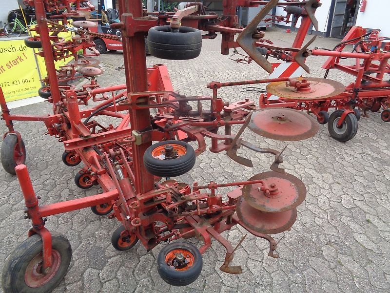 Rau Zwischenachs Hackgerät für Geräteträger Rau 12 reihiges Fronthackgerät mit Accord Frontbock Pendelbock mit Kulturschutzscheiben hydraulische Klappung 3 Gänsfußschare je Reihe