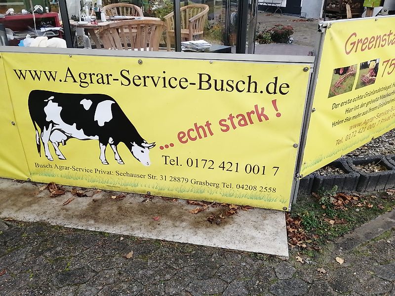 Rau Zwischenachs Hackgerät für Geräteträger Rau 12 reihiges Fronthackgerät mit Accord Frontbock Pendelbock mit Kulturschutzscheiben hydraulische Klappung 3 Gänsfußschare je Reihe