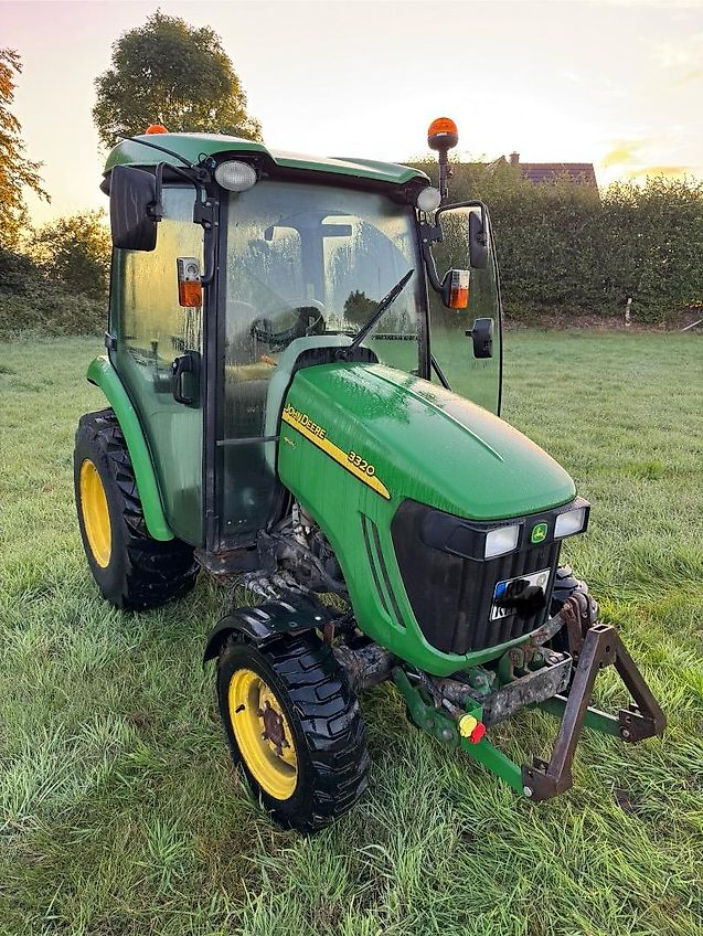 John Deere 3320
