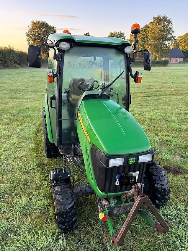 John Deere 3320
