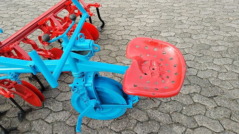 Rau Rau 6 Reihige Heckhacke 50cm Reihenabstand 3,1m Rahmenbreite mit Kulturschutzscheiben Exaktsteuerung im Heck zur optimalen Beikräuterbeseitigung durch Exackthecklenkung