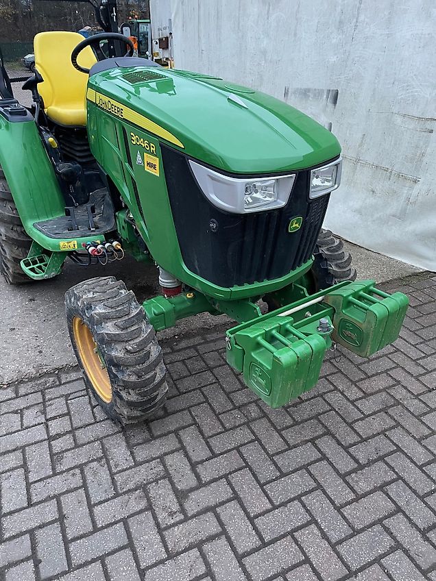 John Deere 3046R ROPS IT