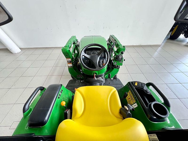 John Deere 3038E
