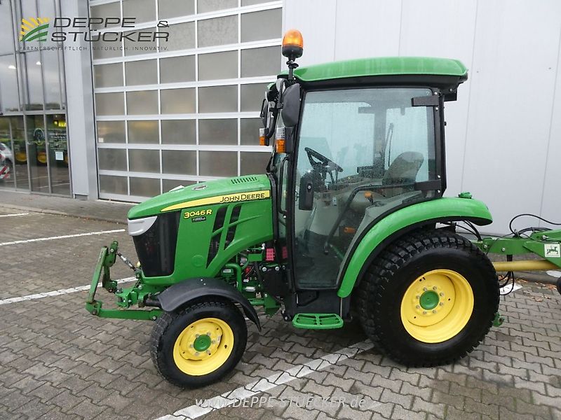John Deere 3046R