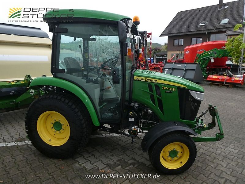 John Deere 3046R
