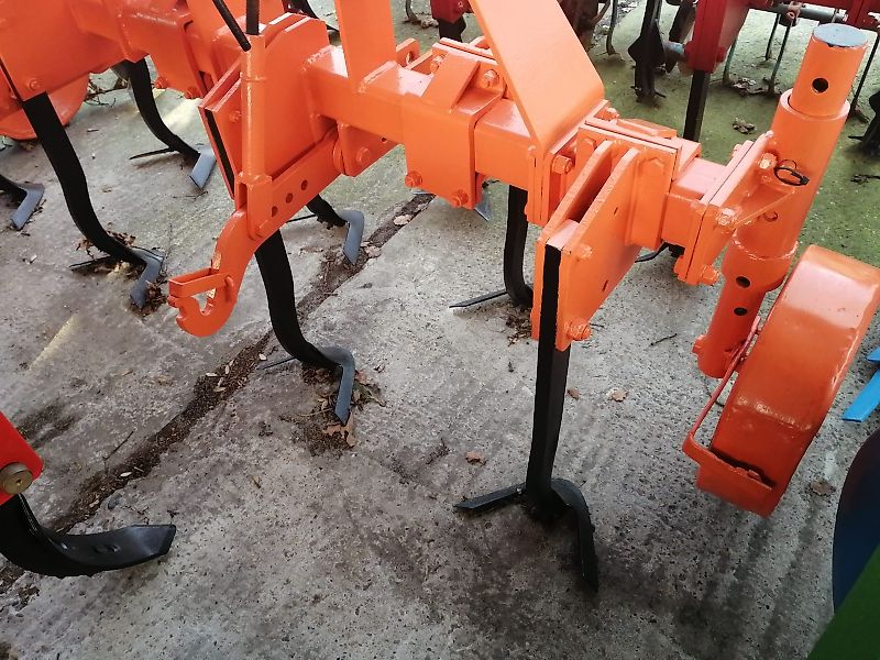 Howard Kongskilde Becker Howard kein Maschio Kerner Amazone Lemken Frontgrubber 250 cm Arbeitsbreite alle 7 Stiele sind auf einem stabile Tragrahmen geschraubt zur universellen Arbeitseinstellung 2 große Stützräder zur exakten Tiefeneinstellung mit Hitch & Zapf