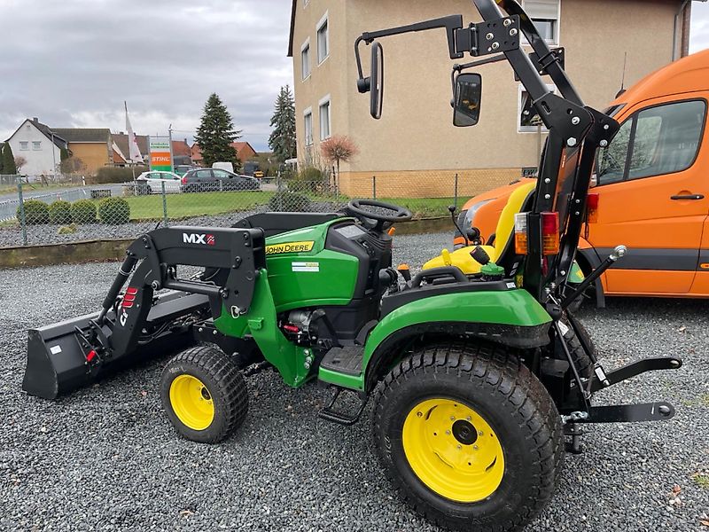 John Deere 2026 R mit Frontlader