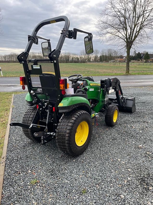 John Deere 2026 R mit Frontlader
