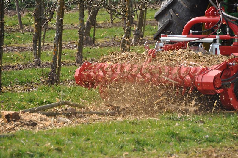 Humus PHL 160 Anbau: Front oder Heckschub über Dreipunktbügel mit KAT. 1 + 2. Leistungsstarker Mulcher
