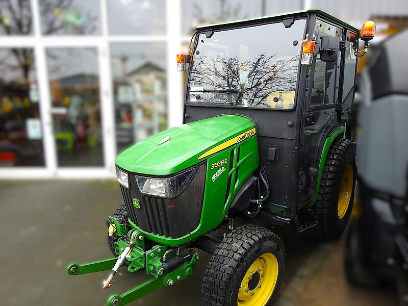 John Deere John Deere 3038E Kompakttraktor m. Kabine u. Frontkraftheber