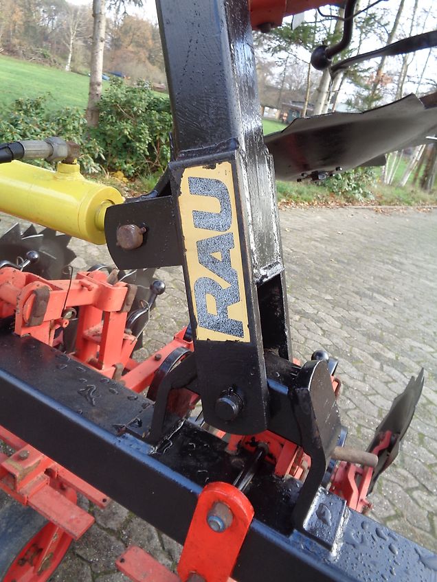 Rau Rau Polycrop 8 reihige (optional bis zu 16 Reihen) Hacke 45 cm Reihenabstand hydr. Klappung Hackschutzscheiben je Reihe 3 gefederete Gänsefußschare je Reihe keine Schmotzer Carerre Seketee Schmotzer Rabe Kongskilde Hacke