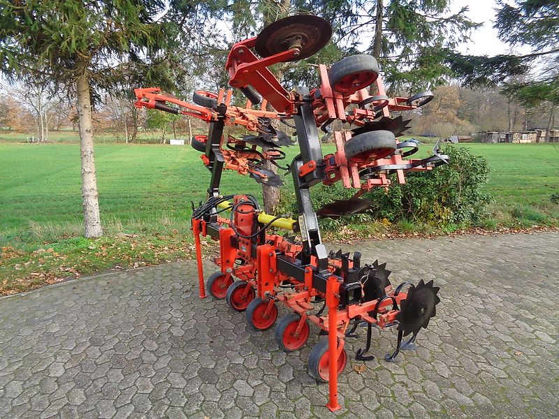 Rau Rau Polycrop 8 reihige (optional bis zu 16 Reihen) Hacke 45 cm Reihenabstand hydr. Klappung Hackschutzscheiben je Reihe 3 gefederete Gänsefußschare je Reihe keine Schmotzer Carerre Seketee Schmotzer Rabe Kongskilde Hacke