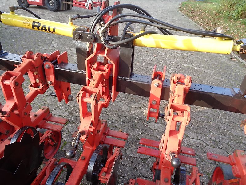Rau Rau Polycrop 8 reihige (optional bis zu 16 Reihen) Hacke 45 cm Reihenabstand hydr. Klappung Hackschutzscheiben je Reihe 3 gefederete Gänsefußschare je Reihe keine Schmotzer Carerre Seketee Schmotzer Rabe Kongskilde Hacke