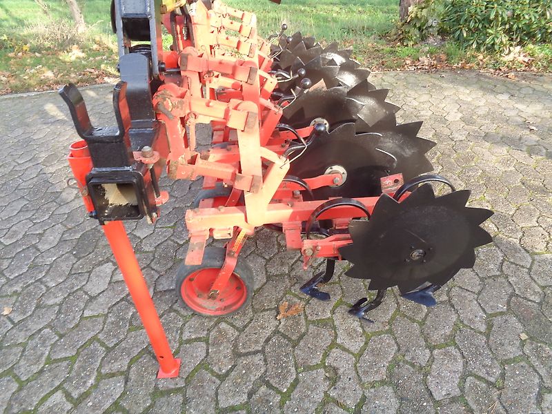 Rau Rau Polycrop 8 reihige (optional bis zu 16 Reihen) Hacke 45 cm Reihenabstand hydr. Klappung Hackschutzscheiben je Reihe 3 gefederete Gänsefußschare je Reihe keine Schmotzer Carerre Seketee Schmotzer Rabe Kongskilde Hacke