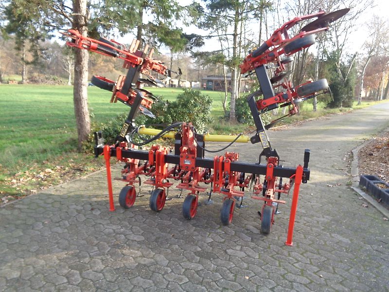 Rau Rau Polycrop 8 reihige (optional bis zu 16 Reihen) Hacke 45 cm Reihenabstand hydr. Klappung Hackschutzscheiben je Reihe 3 gefederete Gänsefußschare je Reihe keine Schmotzer Carerre Seketee Schmotzer Rabe Kongskilde Hacke