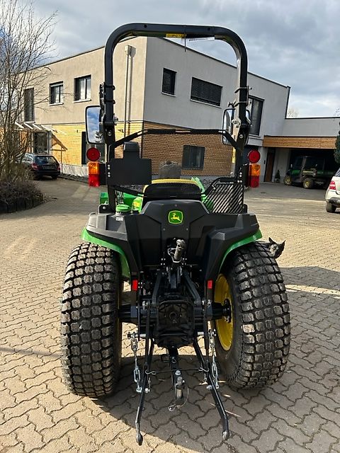 John Deere 3038E mit Frontlader und Schaufel